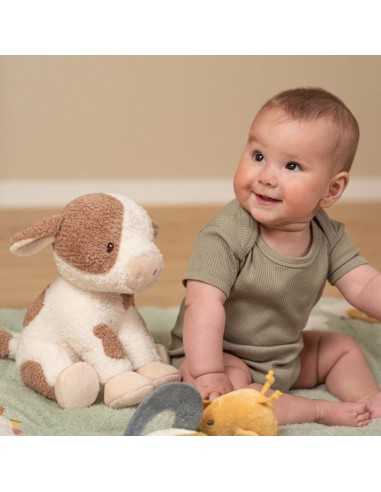 Niño jugando con Peluche de Vaca 17cm Pequeña Granja de Little Dutch Niño jugando con Peluche de Vaca 17cm Pequeña Granja de Little Dutch