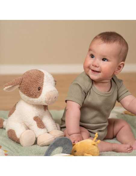 Niño jugando con Peluche de Vaca 17cm Pequeña Granja de Little Dutch Niño jugando con Peluche de Vaca 17cm Pequeña Granja de Little Dutch