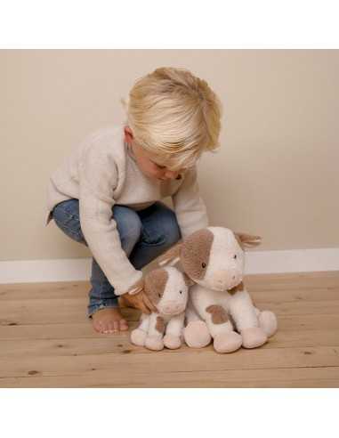 Niño jugando con Peluche de Vaca 17 y 25 cm Pequeña Granja de Little Dutch Niño jugando con Peluche de Vaca 17 y 25 cm Pequeña Granja de Little Dutch