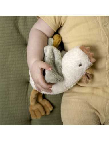 Niño/a agarrando Peluche de Gallina 17cm Pequeña Granja de Little Dutch