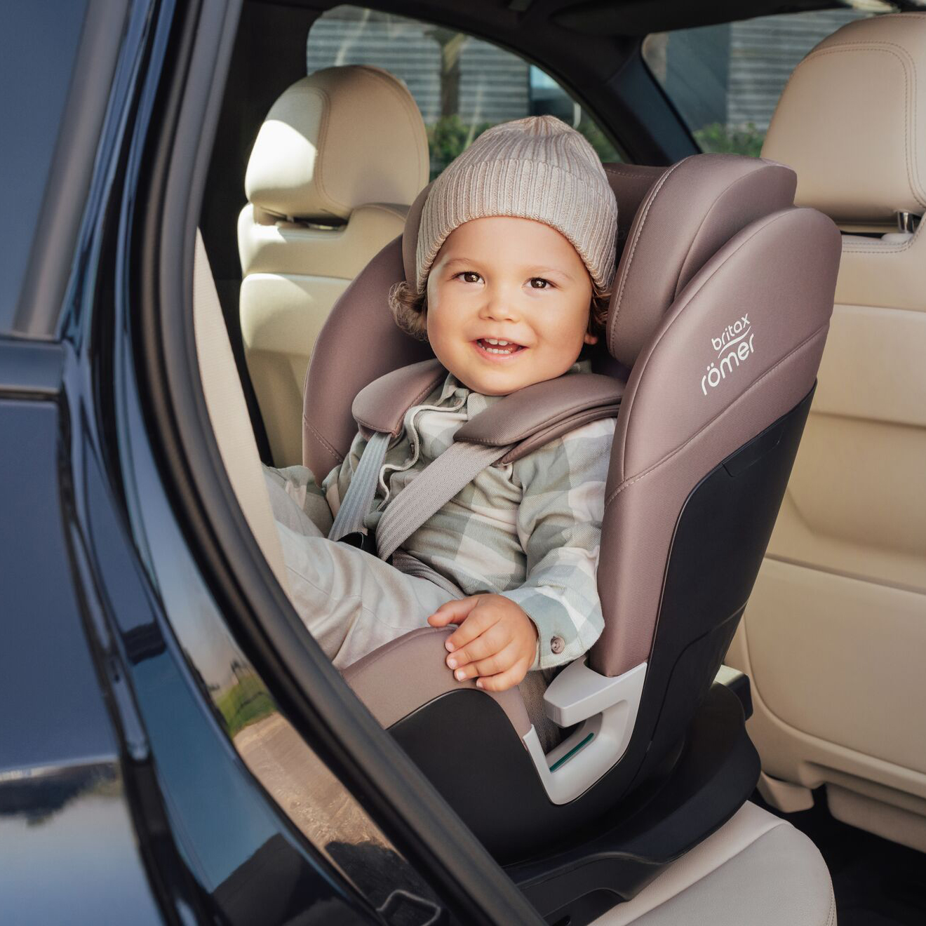 Bebé viajando a contramarcha en la silla Britax Römer Swivel 2, con protección hasta los 105 cm de altura