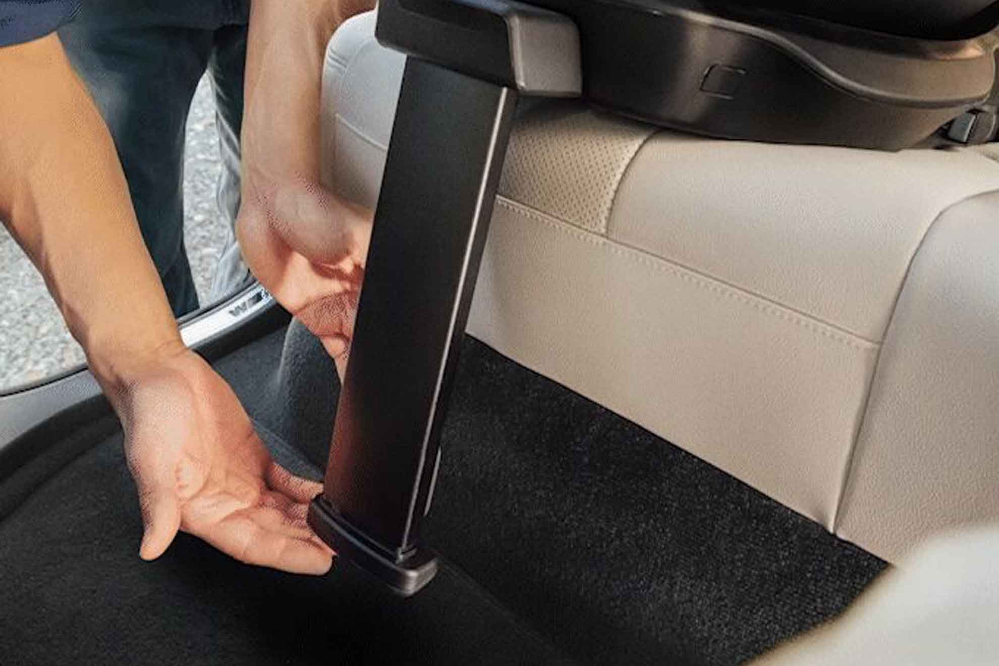 Bebé viajando a contramarcha en la silla Britax Römer Swivel 2, ofreciendo máxima protección para cuello y cabeza hasta los 105 cm.